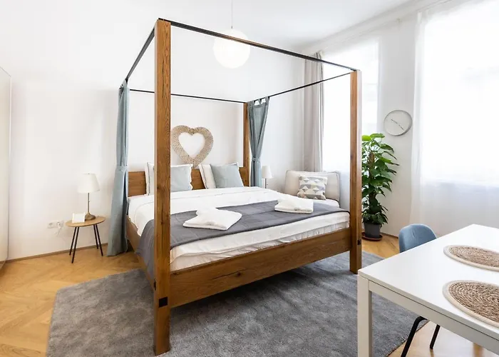 Regal Retreat Intimate Elegance Near Schoenbrunn Palace